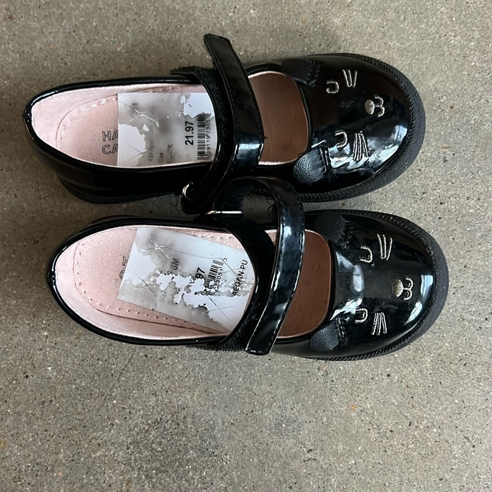 Harper canyon girl toddler size 8M. Cat style black shiny shoes.Velcro strap